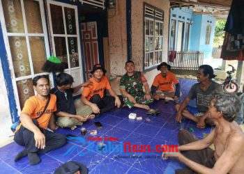 Babinsa Bantarkalong Sertu H. Agus Koramil 2203/Warungkiara Bersama Relawan Mantab 03 Gelar Komsos dan Persiapan Siaga Bencana