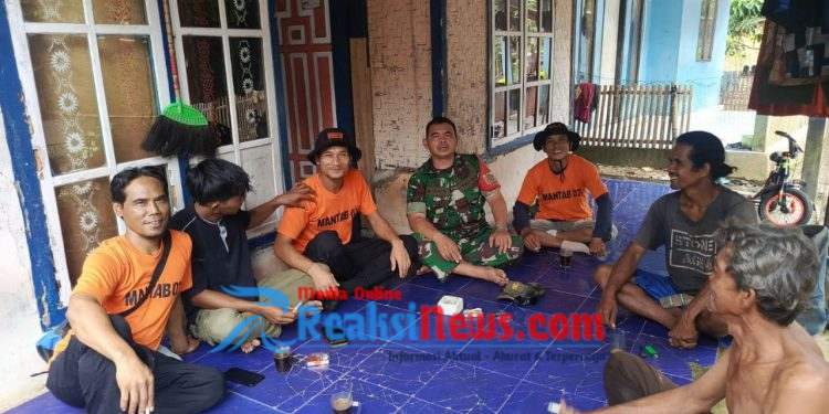 Babinsa Bantarkalong Sertu H. Agus Koramil 2203/Warungkiara Bersama Relawan Mantab 03 Gelar Komsos dan Persiapan Siaga Bencana