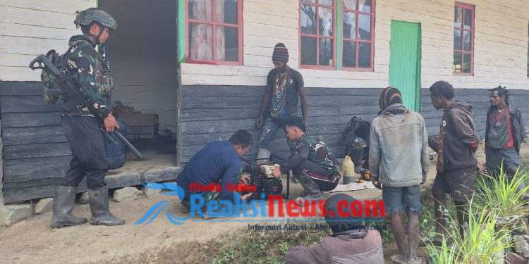 Jaya Sakti Peduli, Personel TK Zanepa Satgas Yonif 113/JS Jadi Montir di Pedalaman