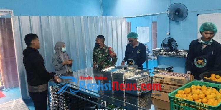 Kopda Kusdiarto Laksanakan Monitoring dan Distribusi MBG di Wilayah Koramil 2203/Warungkiara