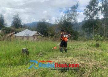 Jaya Sakti Peduli, Personil TK Pogapa Membantu Bersihkan Pekarangan Rumah Warga