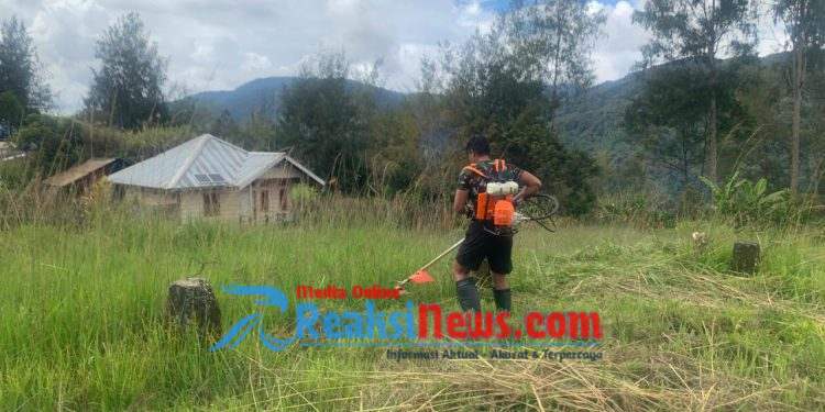 Jaya Sakti Peduli, Personil TK Pogapa Membantu Bersihkan Pekarangan Rumah Warga