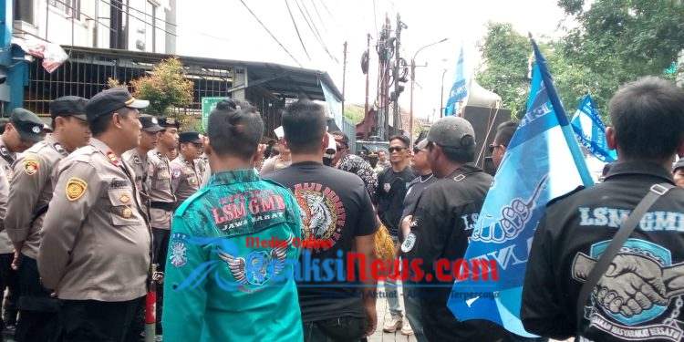Aksi Demo LSM GMBN di Pengadilan Negeri Sukabumi Ricuh, Pagar Rusak dan Satu Massa Terluka