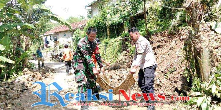 Gotong Royong Bersihkan Material Longsor, Danpos Bantargadung Koramil 2203/Warungkiara Peltu Andi Turun Tangan