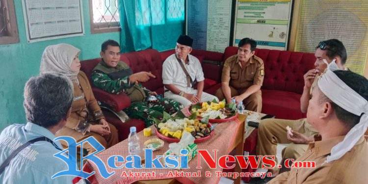 Danramil 2203/Warungkiara Kapten Inf Agus Rahman Jalin Komsos Bersama Kepala Sekolah dan Guru SDN Bantargadung