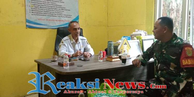 Babinsa Limusnunggal Serma Widiyanto Koramil 2203/Warungkiara Laksanakan Komsos Bersama Kades Limusnunggal
