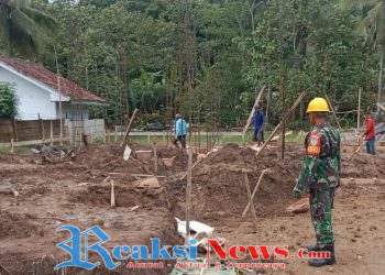 Babinsa Koramil 2203/Warungkiara Serka Didik Susanto Dampingi Revitalisasi Pembangunan SMK Taruna Tunas Bangsa di Desa Bantargadung