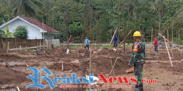 Babinsa Koramil 2203/Warungkiara Serka Didik Susanto Dampingi Revitalisasi Pembangunan SMK Taruna Tunas Bangsa di Desa Bantargadung