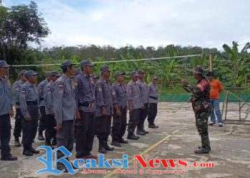Babinsa Sukaharja Serka Enceng Setiawan Koramil 2203/Warungkiara Latih Linmas Tingkatkan Kedisiplinan dan Kewaspadaan Wilayah