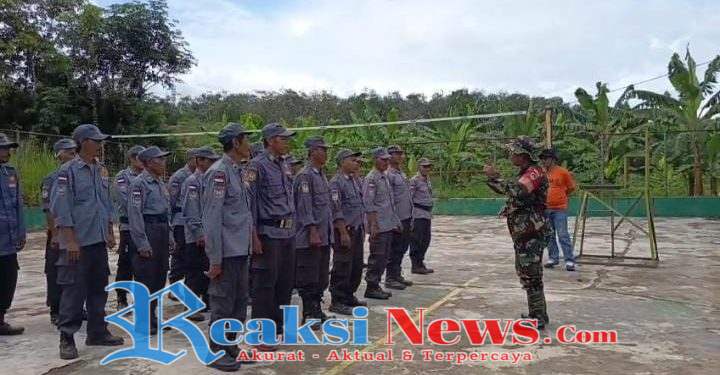 Babinsa Sukaharja Serka Enceng Setiawan Koramil 2203/Warungkiara Latih Linmas Tingkatkan Kedisiplinan dan Kewaspadaan Wilayah