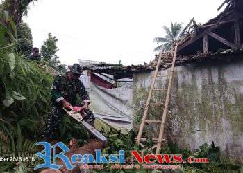 Babinsa Koramil 0607-09/Cisaat Bantu Evakuasi Rumah Warga yang Tertimpa Pohon di Kadudampit