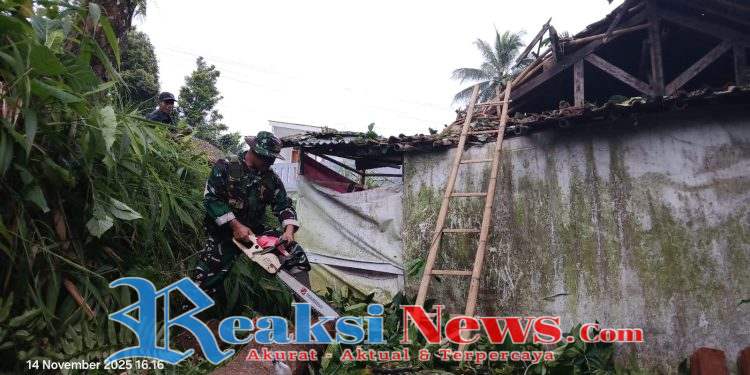 Babinsa Koramil 0607-09/Cisaat Bantu Evakuasi Rumah Warga yang Tertimpa Pohon di Kadudampit
