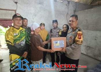 Jumat Berkah Mengharukan,Polisi Cibadak Ulurkan Tangan untuk Lansia Penjual Jamu