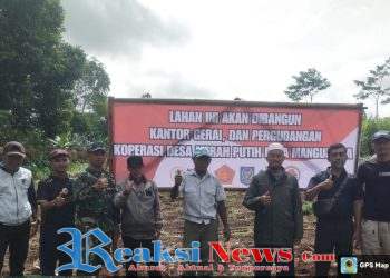 Babinsa Mangunjaya Serka Slamet Koramil 2203/Warungkiara Dampingi Pemasangan Banner Rencana Pembangunan Koperasi Desa Merah Putih