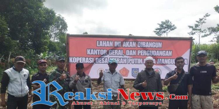 Babinsa Mangunjaya Serka Slamet Koramil 2203/Warungkiara Dampingi Pemasangan Banner Rencana Pembangunan Koperasi Desa Merah Putih