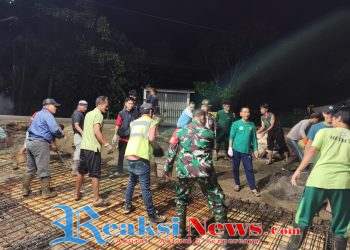 Babinsa Sukaharja Serka Enceng Setiawan Koramil 2203/Warungkiara Gotong Royong Bersama Warga Cor Saluran Air di Masjid Jami
