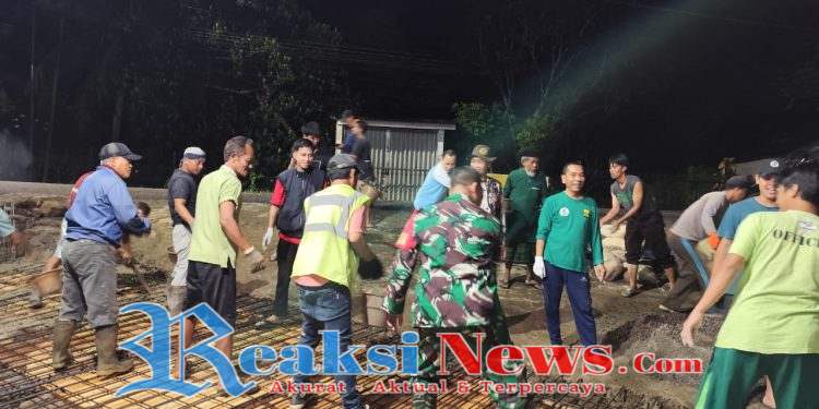 Babinsa Sukaharja Serka Enceng Setiawan Koramil 2203/Warungkiara Gotong Royong Bersama Warga Cor Saluran Air di Masjid Jami