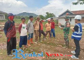 Babinsa Koramil 0607-01/ Sukaraja Kawal Pembangunan Koprasi Desa Merah Putih