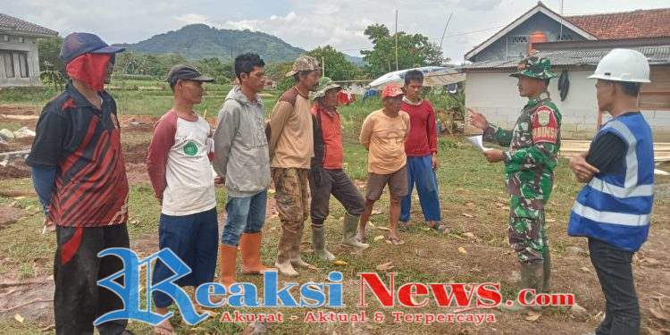 Babinsa Koramil 0607-01/ Sukaraja Kawal Pembangunan Koprasi Desa Merah Putih