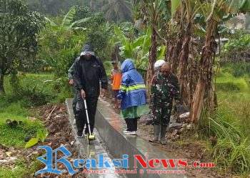Sertu Nasrulloh Babinsa Ubrug Koramil 2203/Warungkiara Dampingi Dinas Pertanian Cek Program Saluran Irigasi di Desa Ubrug