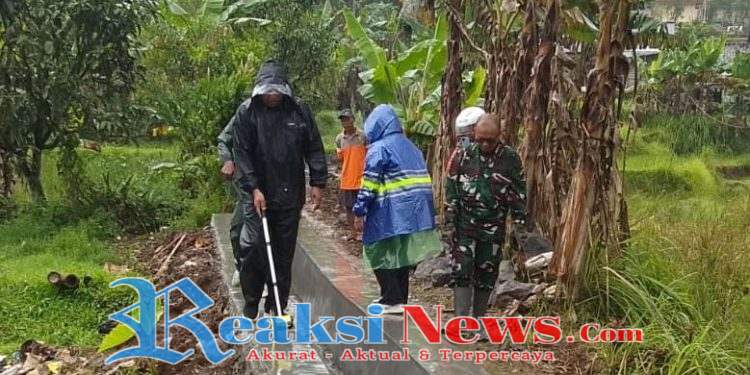 Sertu Nasrulloh Babinsa Ubrug Koramil 2203/Warungkiara Dampingi Dinas Pertanian Cek Program Saluran Irigasi di Desa Ubrug