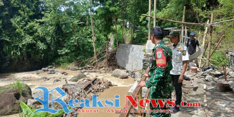 Babinsa Tarisi Serka Dodi Koramil 2203/Warungkiara Tinjau Jembatan Penghubung Sementara yang Terputus Akibat Luapan Sungai
