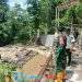 Babinsa Tarisi Serka Dodi Koramil 2203/Warungkiara Tinjau Jembatan Penghubung Sementara yang Terputus Akibat Luapan Sungai