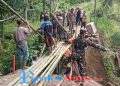 Babinsa Bantargadung Tinjau dan Gotong Royong Perbaikan Jembatan Merah Cisereh yang Amblas
