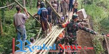Babinsa Bantargadung Tinjau dan Gotong Royong Perbaikan Jembatan Merah Cisereh yang Amblas