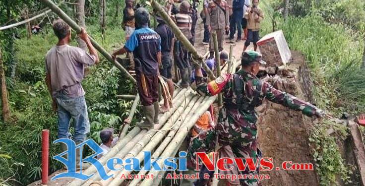 Babinsa Bantargadung Tinjau dan Gotong Royong Perbaikan Jembatan Merah Cisereh yang Amblas