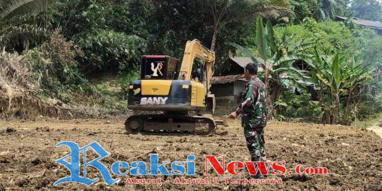 Kopka Roni Koramil 2203/Warungkiara Dampingi Penyiapan Lahan Koperasi Desa Merah Putih di Bantargebang