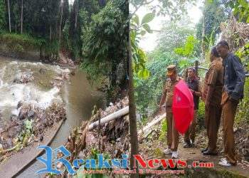 Akibat diguyur hujan deras, bendungan sungai warung kalapa jebol. Yudi Camat Lembursitu dan jajaran DPUTR Kota Sukabumi respons cepat turun langsung ke lokasi