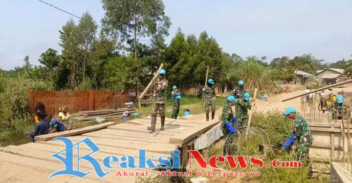 Batalyon Zeni Tempur 10 Kostrad Bangun Jembatan Penyebrangan