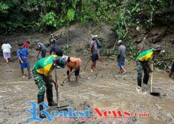 Pos Guntembawang Satgas Pamtas RI-Malaysia Yonarhanud 1 Kostrad dan Warga Bersihkan Bendungan PLTA Guntembawang