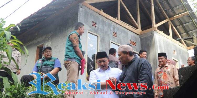 Wabup Serahkan Rumah Layak Huni Kepada Penerima Manfaat di Desa Jayabakti Cidahu