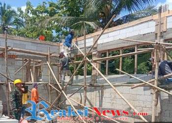 Babinsa Serka Didik Susanto Koramil 2203/Warungkiara Dampingi Revitalisasi Pembangunan SMK Taruna Tunas Bangsa di Bantargadung