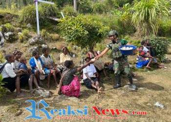 Jaya Sakti Peduli dan Berbagi. Ibadah bersama Dan Berbagi Kasih di Pogapa. Satgas Yonif 113/JS Sajikan Makanan Siap Saji & Baju Layak Pakai