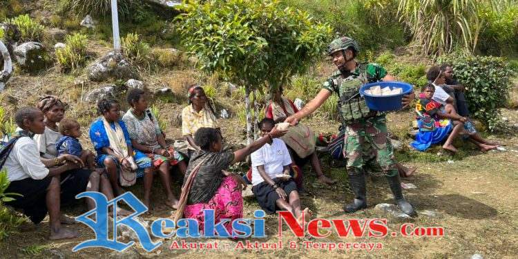Jaya Sakti Peduli dan Berbagi. Ibadah bersama Dan Berbagi Kasih di Pogapa. Satgas Yonif 113/JS Sajikan Makanan Siap Saji & Baju Layak Pakai