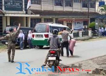 Aipda Emin Jadi Sorotan: Dengan Sigap Bantu Nenek Lansia Menyeberang di Depan Mako Polsek Cibadak