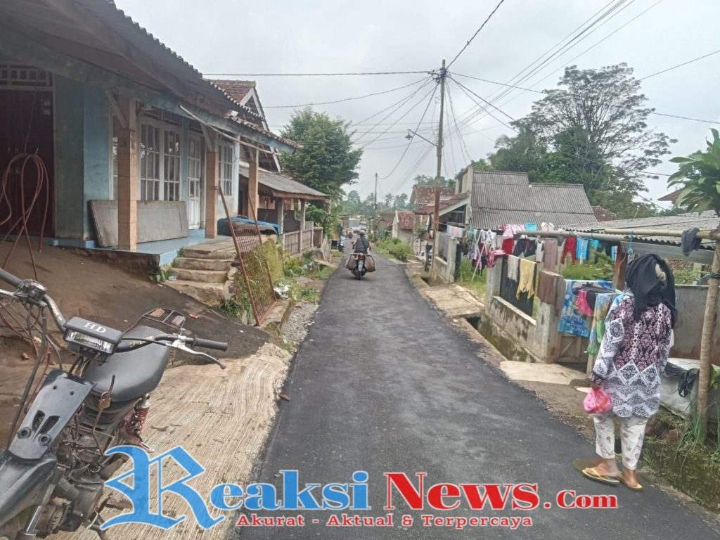 Pengaspalan Jalan Cibodas Dimulai, Kades Pawenang: “Ini Bukti Komitmen Kami Bangun Desa!”