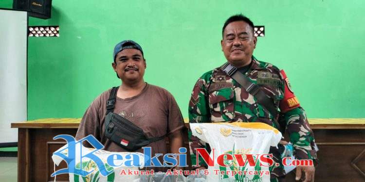 Sertu Iyan Koramil 2203/Warungkiara Monitor Penyaluran Bantuan Pangan untuk 606 KPM di Desa Bojonggaling