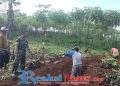 Babinsa Mangunjaya Serka Slamet Koramil 2203/Warungkiara Dampingi Pembangunan Koperasi Desa Merah Putih