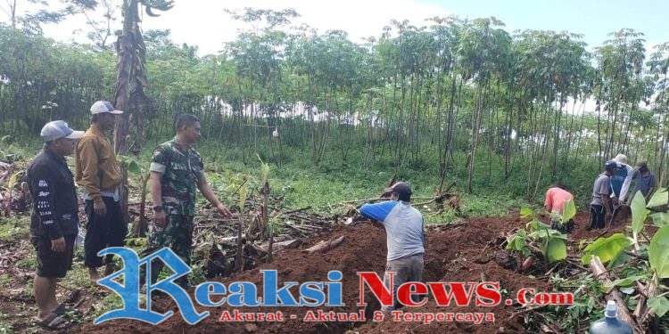 Babinsa Mangunjaya Serka Slamet Koramil 2203/Warungkiara Dampingi Pembangunan Koperasi Desa Merah Putih