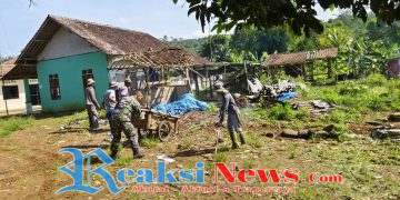 Serka H. Didik Hariyanto Koramil 2203/Warungkiara Ajak Warga Sirnajaya Kerja Bakti Tingkatkan Kepedulian Lingkungan