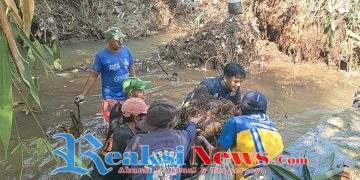 Babinsa Dayeuhluhur Koramil 0607-06/Warudoyong Kerja Bakti Bersihkan Rumpun Bambu Longsor