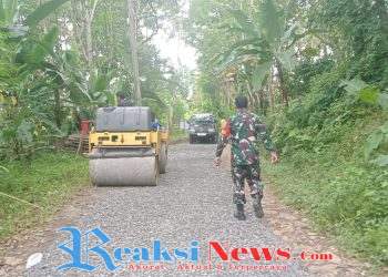 Serma Widiyanto Koramil 2203/Warungkiara Laksanakan Monitoring Pembangunan Jalan di Kampung Bojong Koneng Desa Limusnunggal