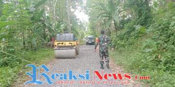 Serma Widiyanto Koramil 2203/Warungkiara Laksanakan Monitoring Pembangunan Jalan di Kampung Bojong Koneng Desa Limusnunggal