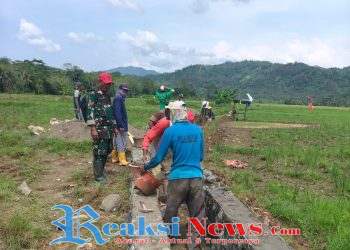 Kopka Roni Koramil 2203/Warungkiara Dampingi Pembangunan TPT di Desa Bantargebang