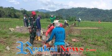 Kopka Roni Koramil 2203/Warungkiara Dampingi Pembangunan TPT di Desa Bantargebang