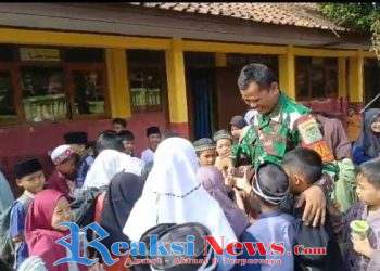 Danramil 2203/Warungkiara Kapten Inf Agus Rahman Sosialisasikan MBG di SDN Bantarkalong